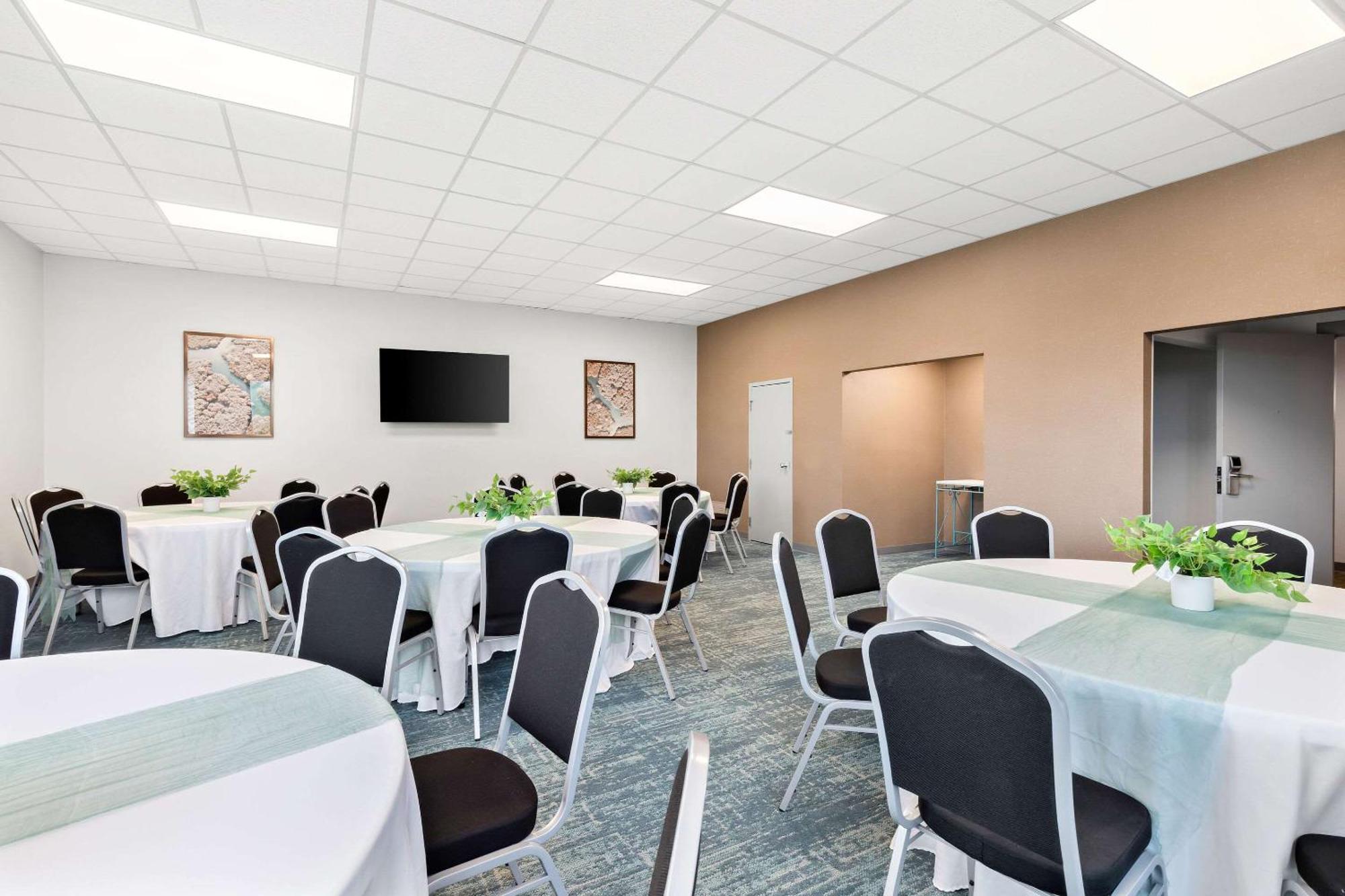 Comfort Inn Pocono Lakes Region Lake Ariel Bagian luar foto