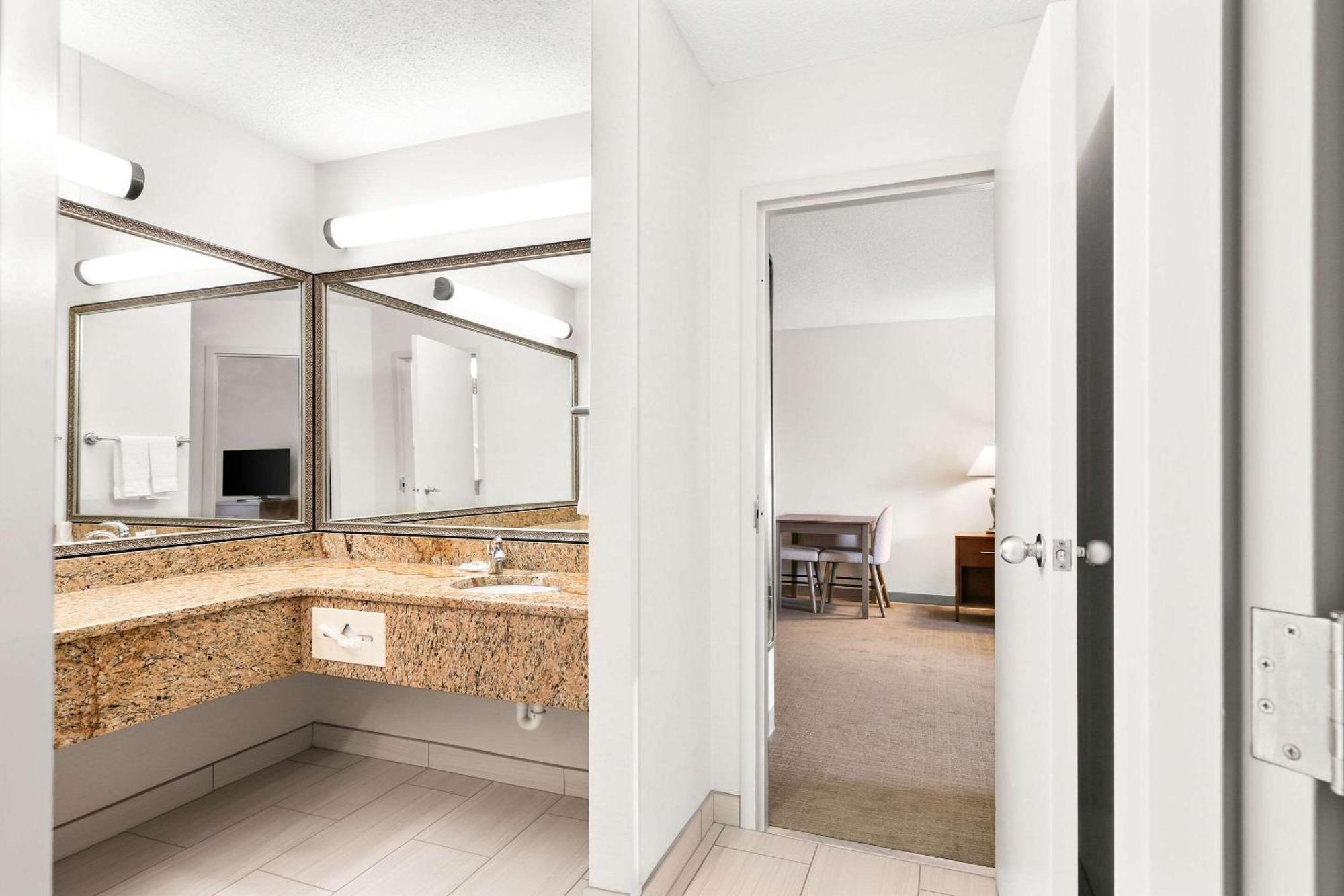Comfort Inn Pocono Lakes Region Lake Ariel Bagian luar foto