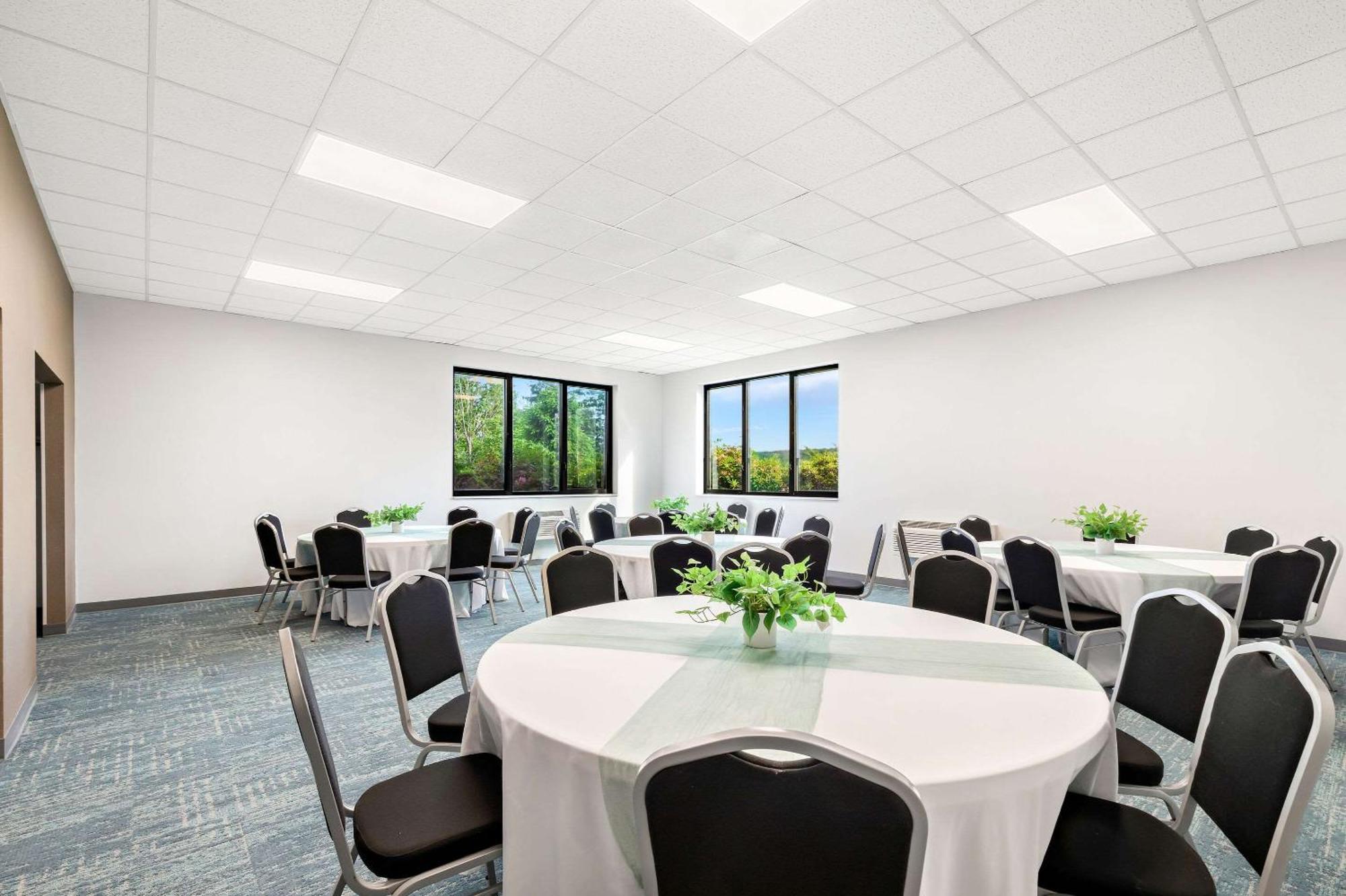 Comfort Inn Pocono Lakes Region Lake Ariel Bagian luar foto