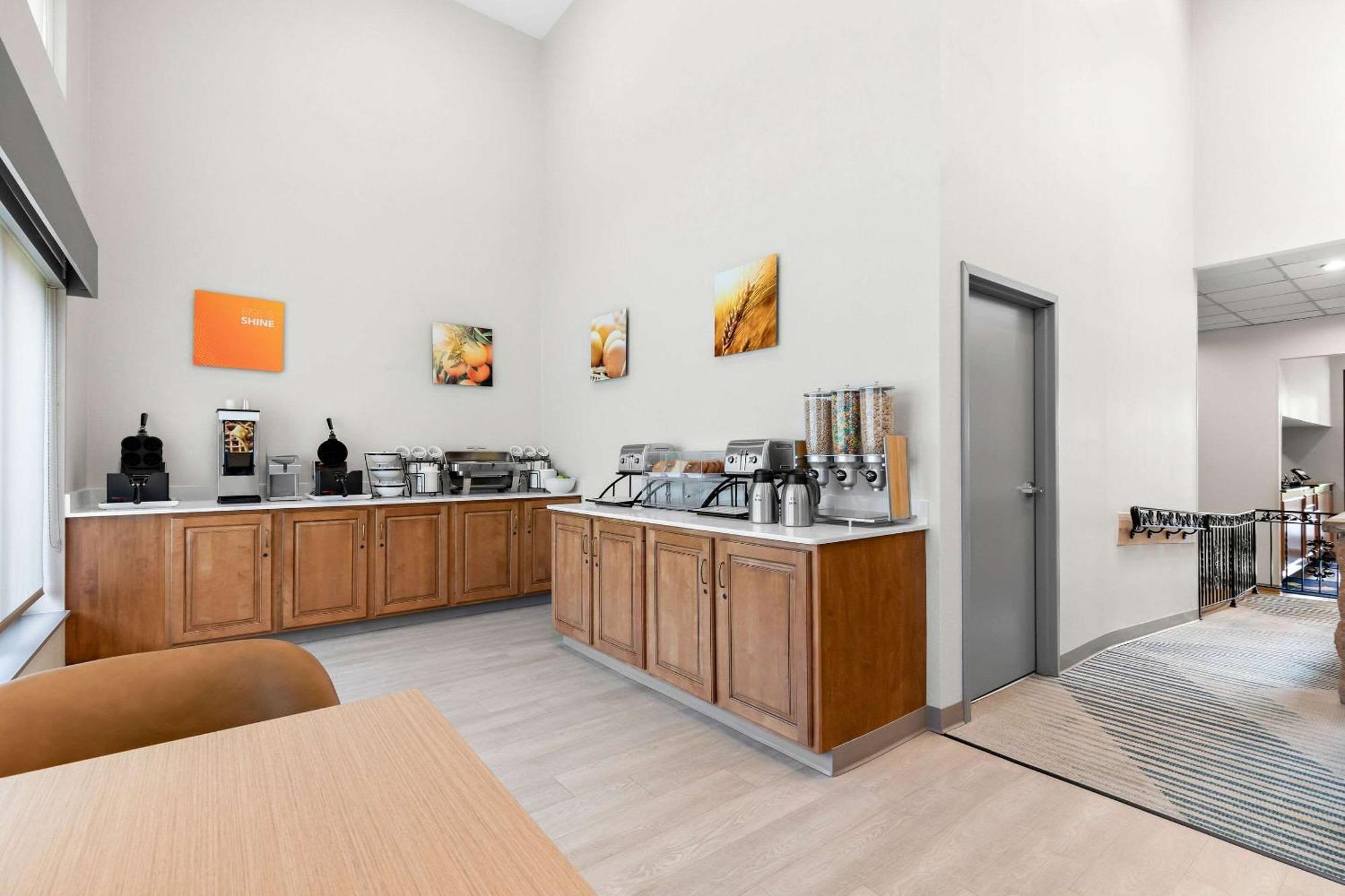 Comfort Inn Pocono Lakes Region Lake Ariel Bagian luar foto