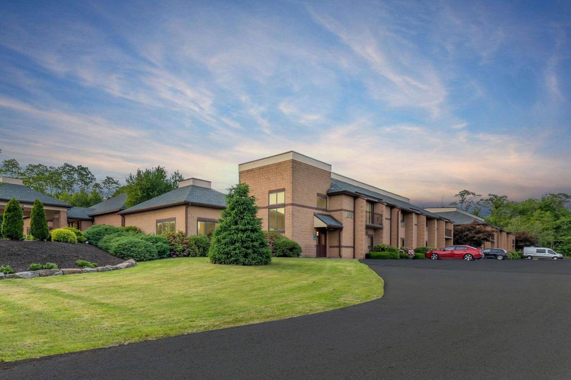 Comfort Inn Pocono Lakes Region Lake Ariel Bagian luar foto