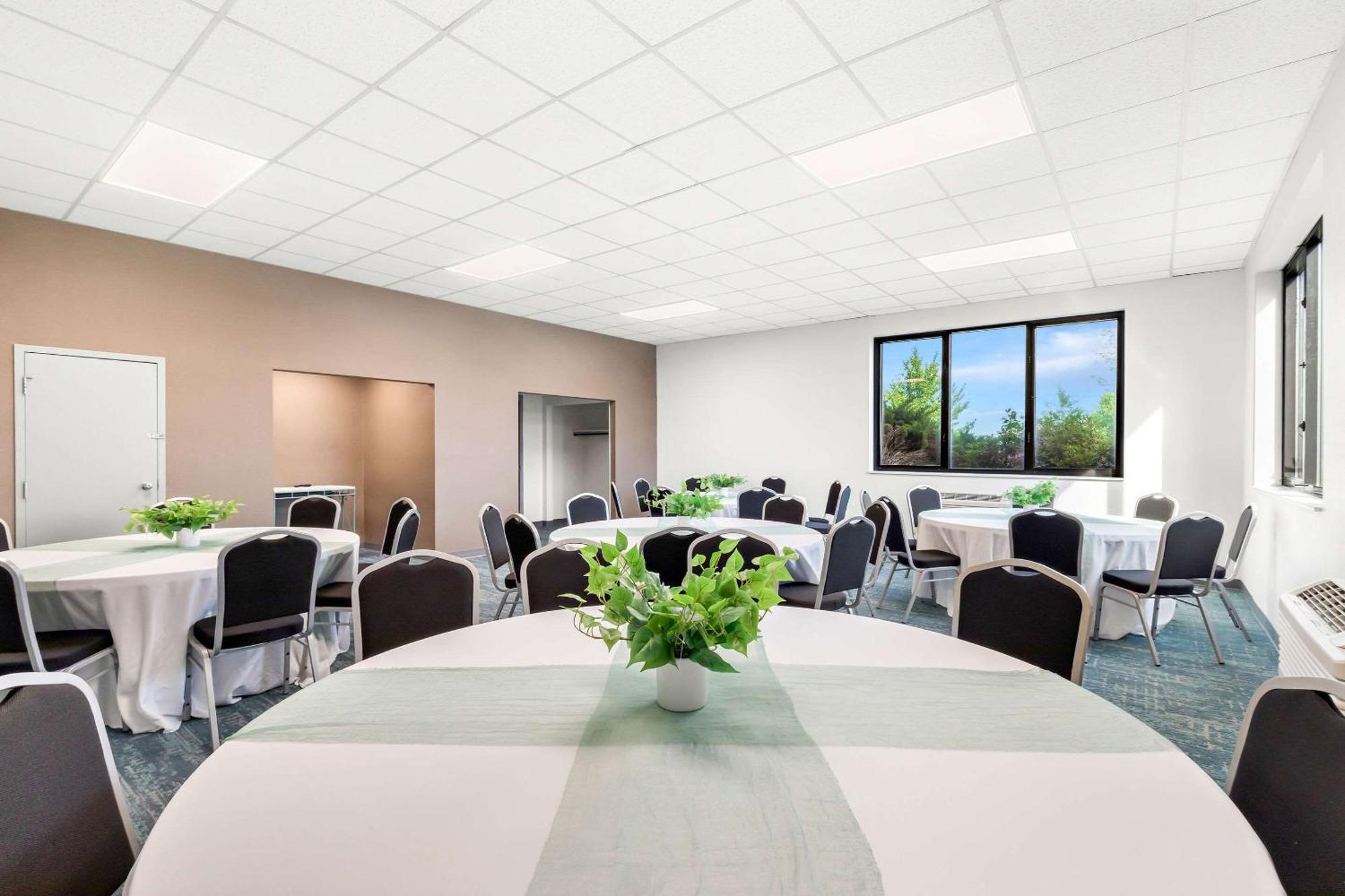 Comfort Inn Pocono Lakes Region Lake Ariel Bagian luar foto