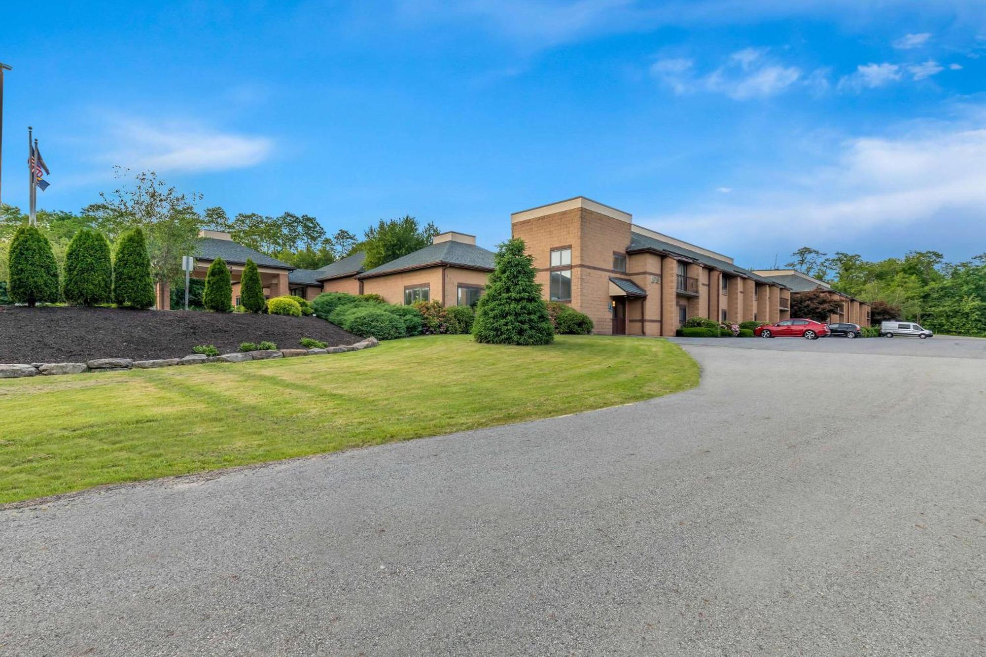 Comfort Inn Pocono Lakes Region Lake Ariel Bagian luar foto